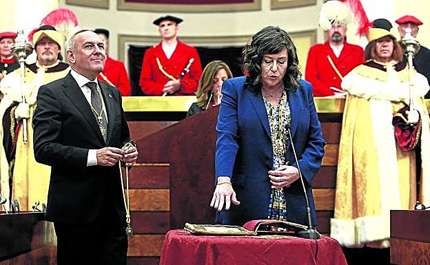 La nueva diputada alavesa de Hacienda, Itziar Gonzalo, durante su toma de posesión la semana pasada.