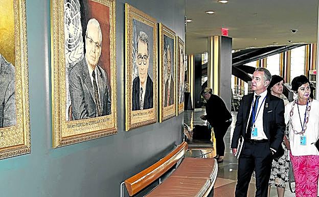 Iñigo Urkullu y su esposa, Lucía Arieta, ayer frente a varios retratos de diferentes exdirigentes de Naciones Unidas.