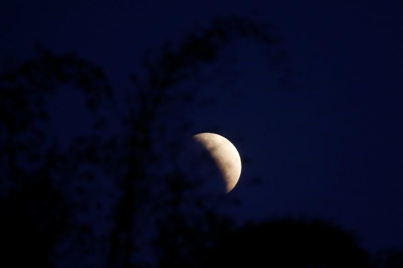 Anoche fue complicado contemplar en Euskadi el eclipse lunar parcial a consecuencia de la nubosidad.