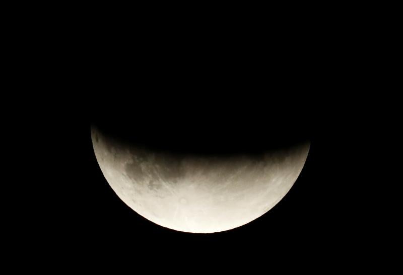 Anoche fue complicado contemplar en Euskadi el eclipse lunar parcial a consecuencia de la nubosidad.
