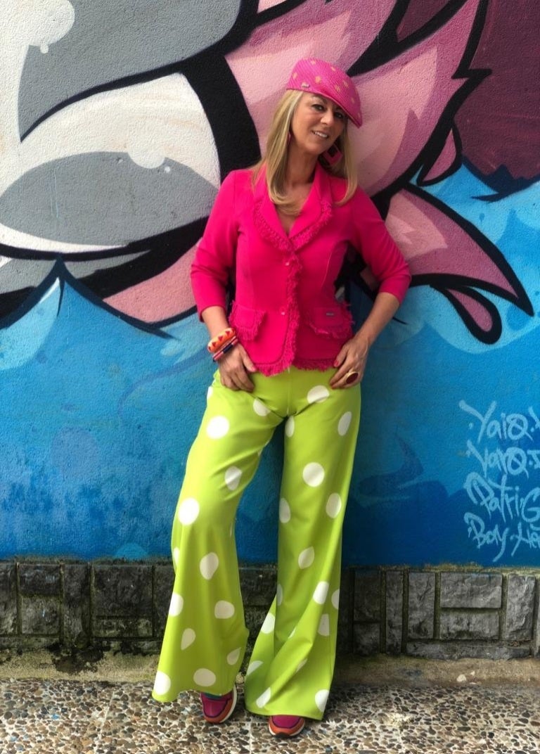 Ana (@anagamaanagama) optó por una explosión de color y mezcla de estampados, con gorra y pantalones de lunares que se fusionan a la perfección. Rosa y verde alegre y desenfadado. Un look divertido que nos muestra la maestría de Ana a la hora de mezclar y su estilo diferente e impecable.