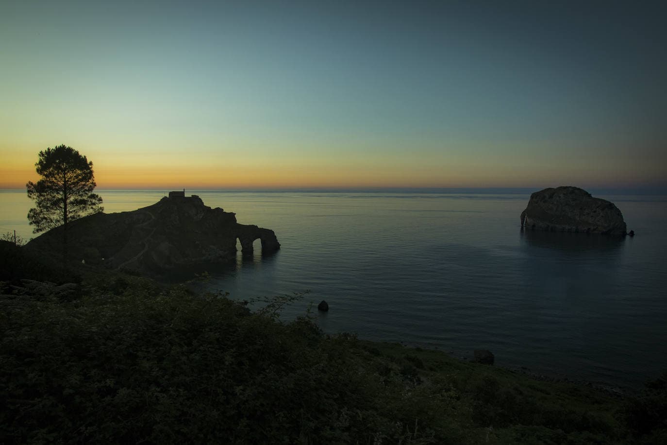 Cae la noche en San Juan de Gaztelugatxe.