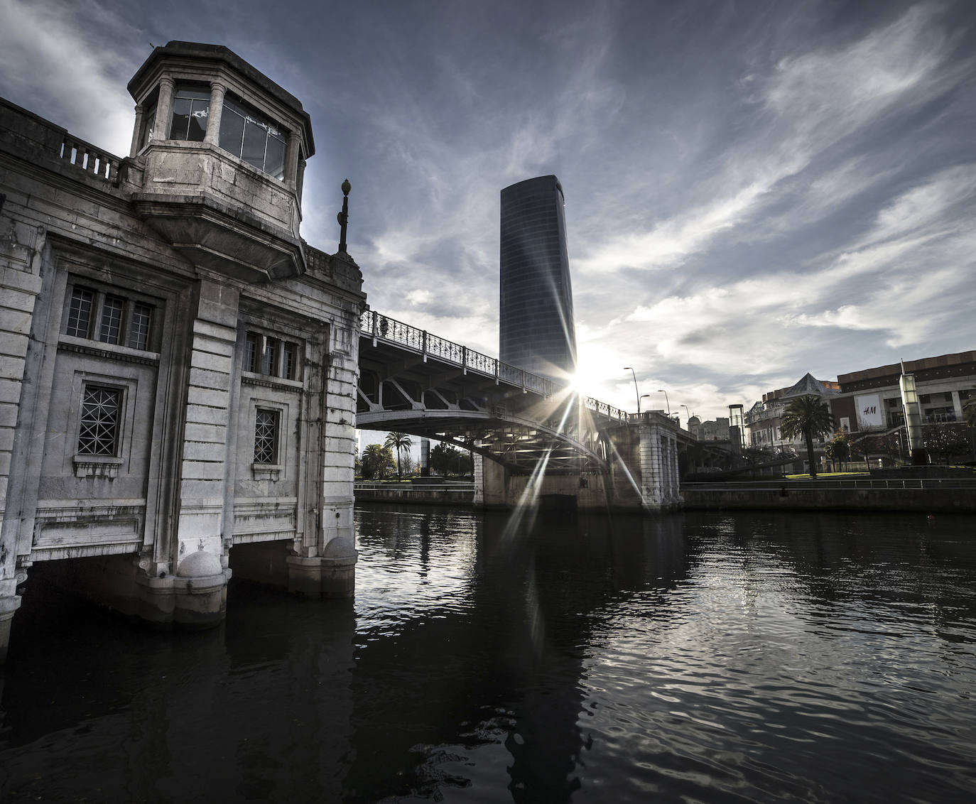 El sol se pone en el Puente de Deusto, con la Torre Iberdrola al fondo.