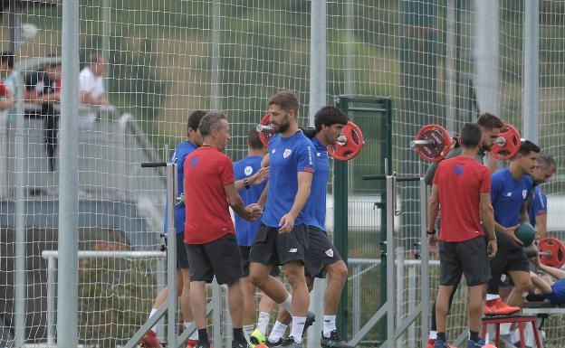 Yeray Álvarez durante el entrenamiento de este jueves.