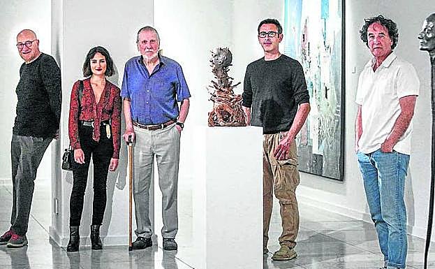 Galería de fotos de la exposición. Altarriba, escritor del catálogo, junto a Amaia Ugarte, Juan Mieg, Koko Rico y Miguel González de Ran Román. 