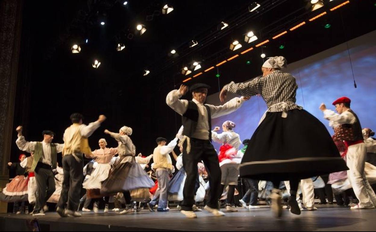 Actuación de Andra Mari en un festival. 