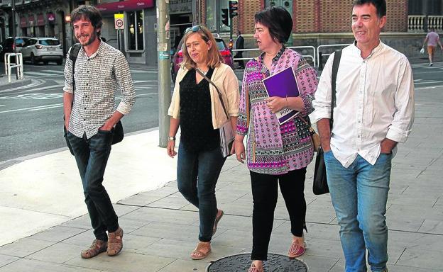 El equipo negociador de Podemos Navarra, en las calles de Pamplona.