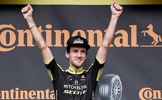 Simon Yates celebra la victoria en el podio.