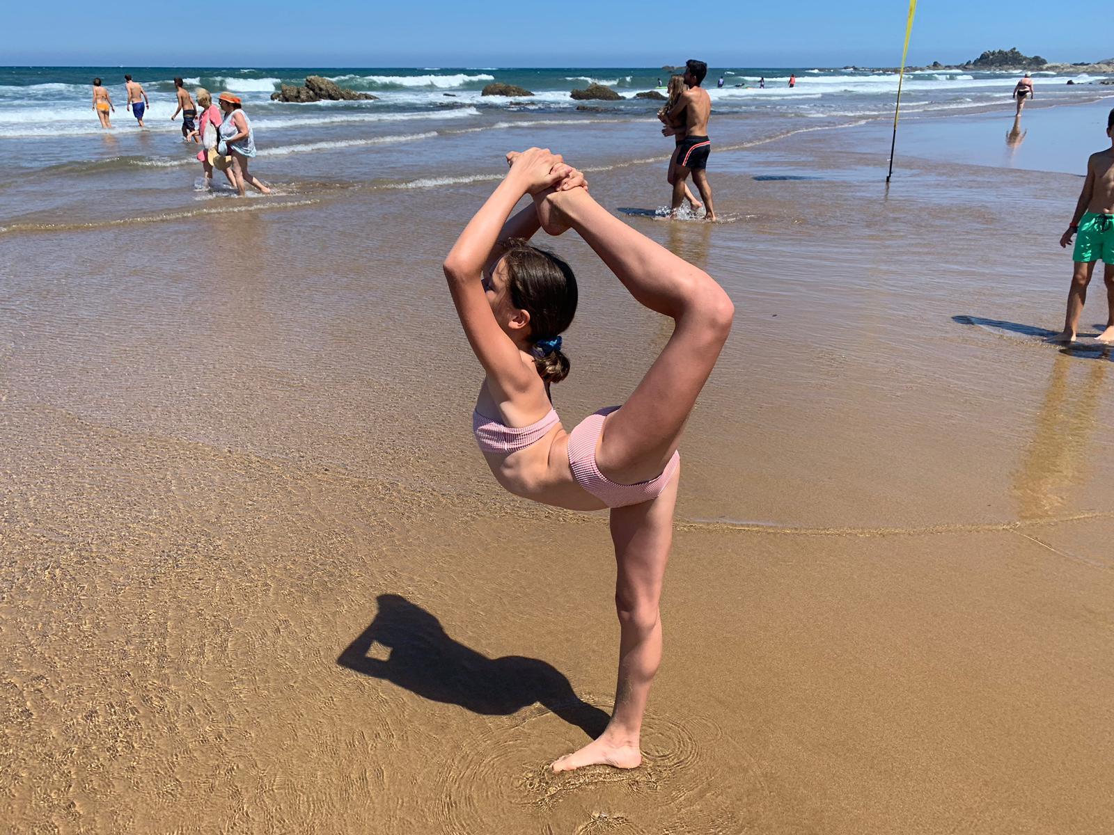 Su hermana gemela, Sare López, luce un bikini asimétrico de rayas de Calzedonia. Y sí, también es una aficionada a la gimnasia rítmica.