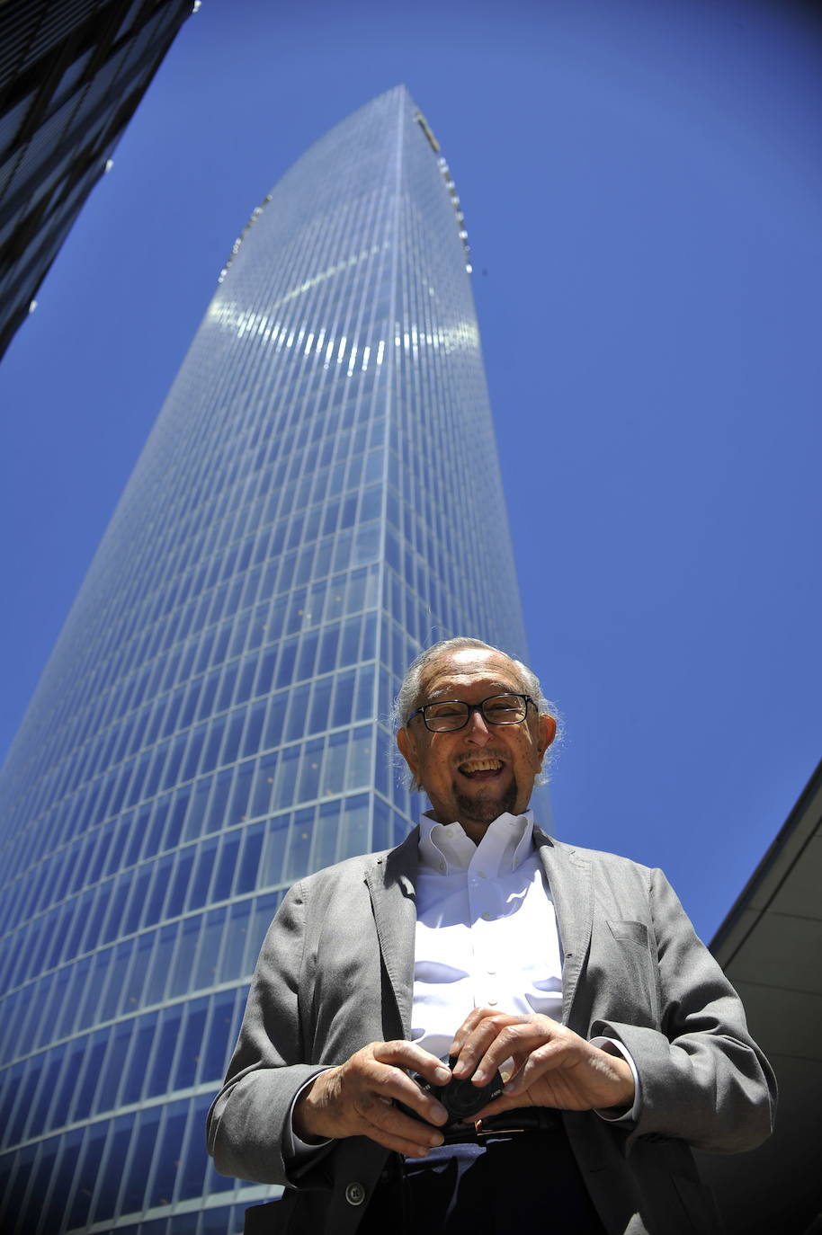 Cesar Pelli delante de la Torre Iberdrola.