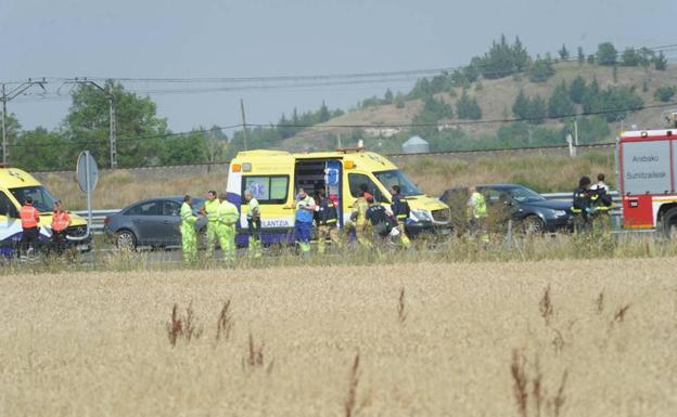 Los servicios de emergencias, durante su intervención en el accidente de Salvatierra. 