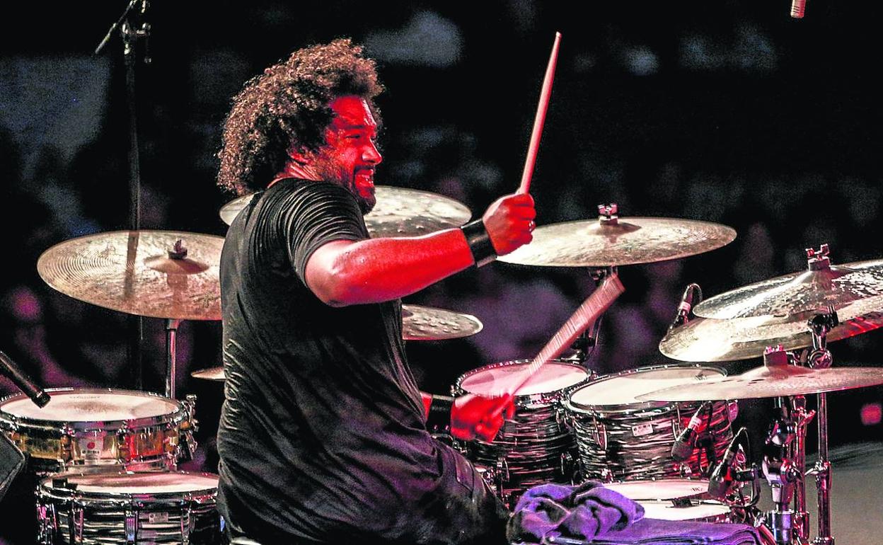 El batería, compositor y líder de banda Makaya McCraven, durante el concierto de anoche en el Festival de Jazz de Vitoria.