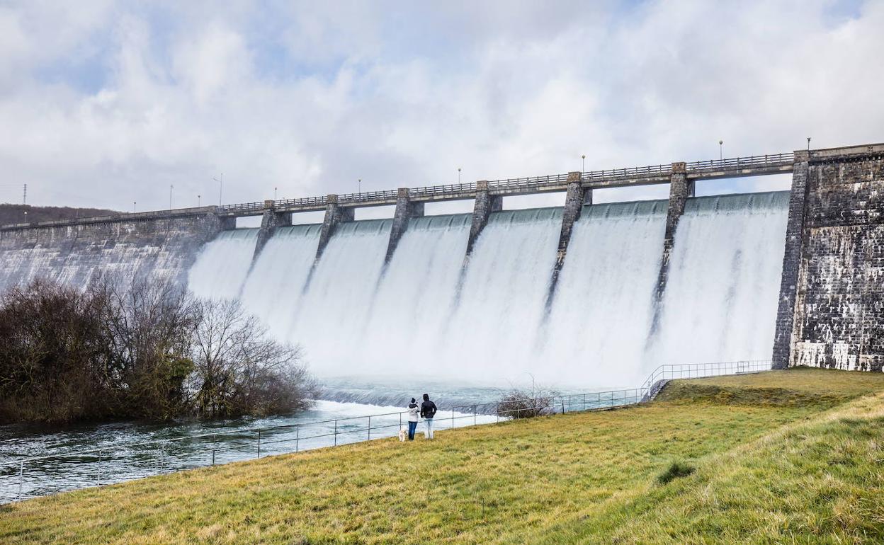 Las compuertas del embalse de Ullibarri, la última vez que se abrieron las siete. 