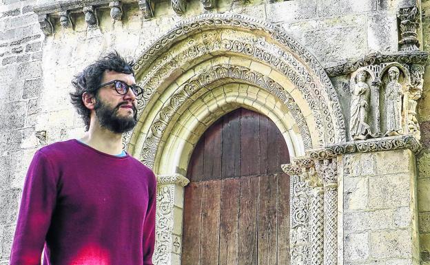 Gorka López de Munain, frente a la portada del Santuario de Estíbaliz que cuenta en uno de los laterales con dos mujeres insinuantes. 