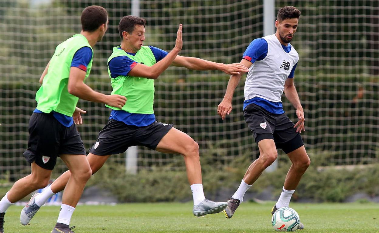 Kodro, a la derecha, pelea un balón con Vesga durante un entrenamiento de pretemporada.