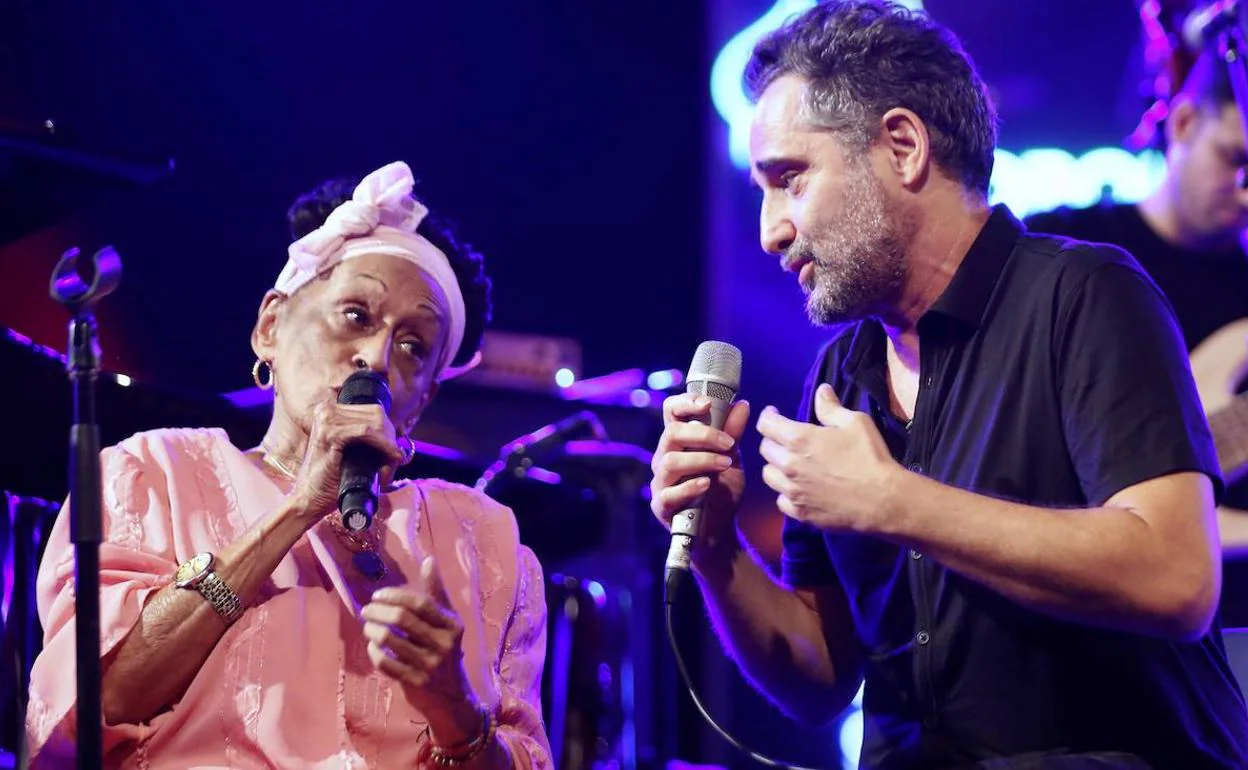 Portuondo, junto a Drexler, en el escenario e Mendizorroza. 