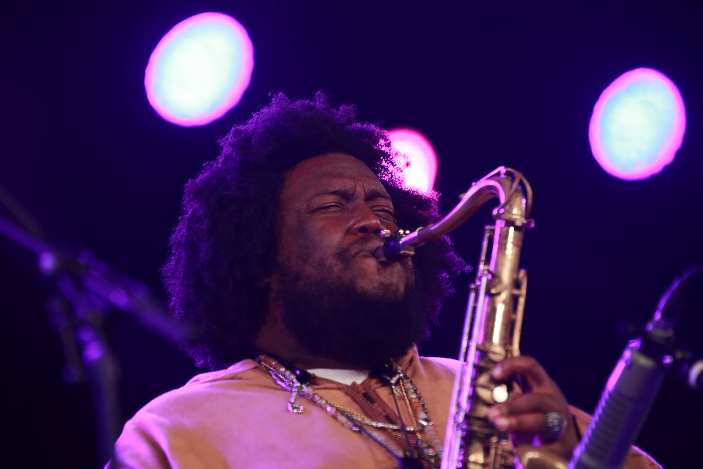 Kamasi Washington y su banda arrollaron con música contemporánea y pusieron la guinda al festival, en el cierre de una gran jornada en Mendizorroza