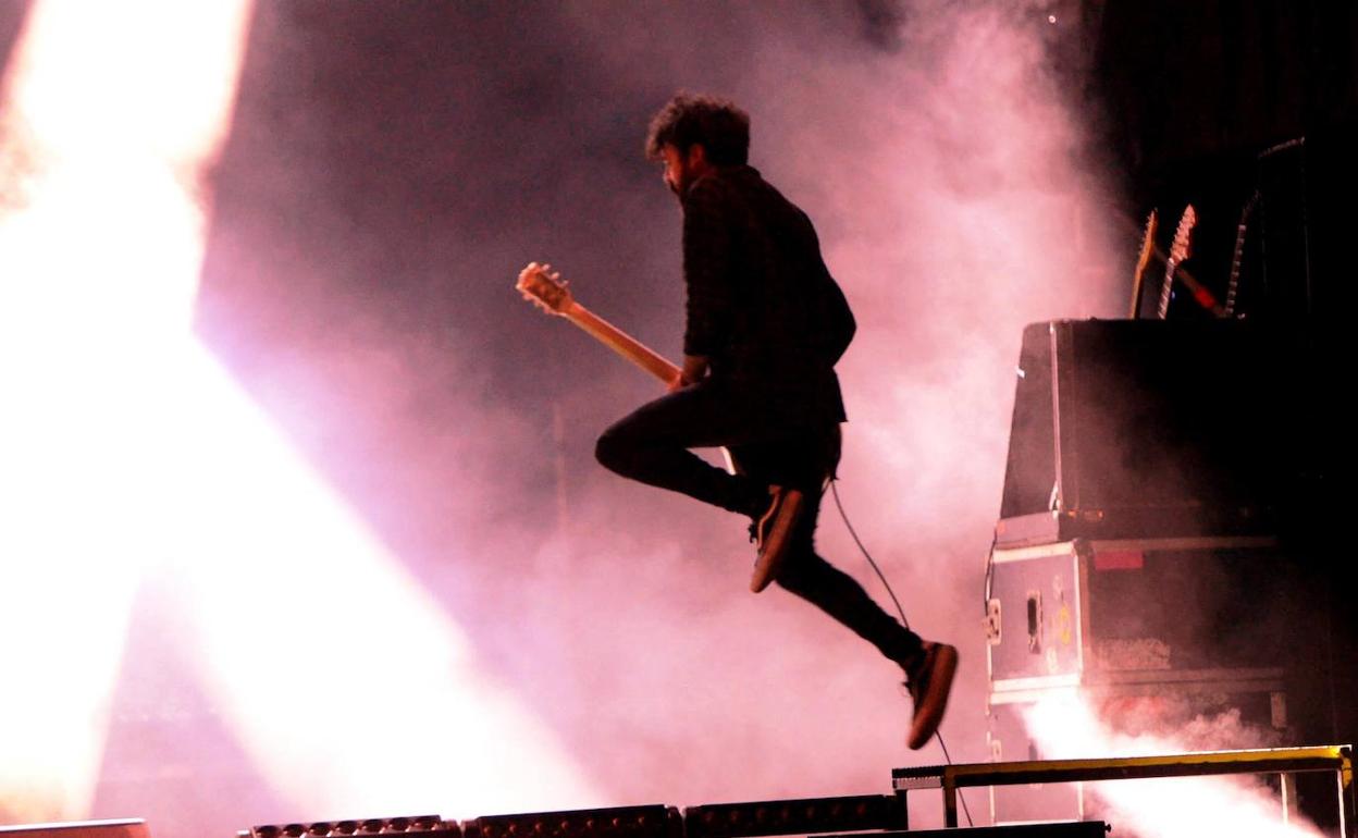 Salto de Gorka Urbizu, líder de Berri Txarrak. 