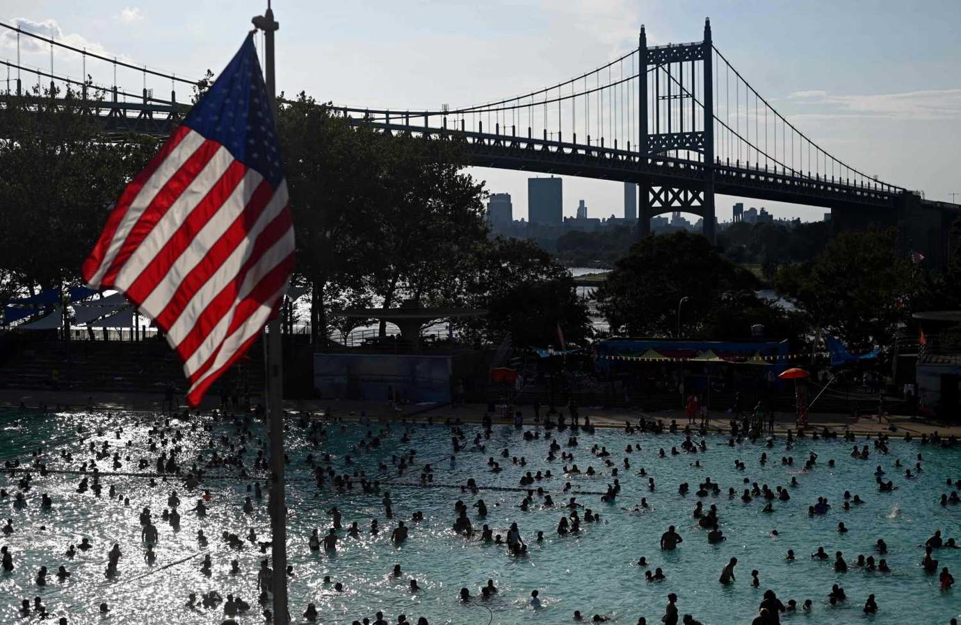 Bañistas en la piscina Astoria en el distrito de Queens, Nueva York