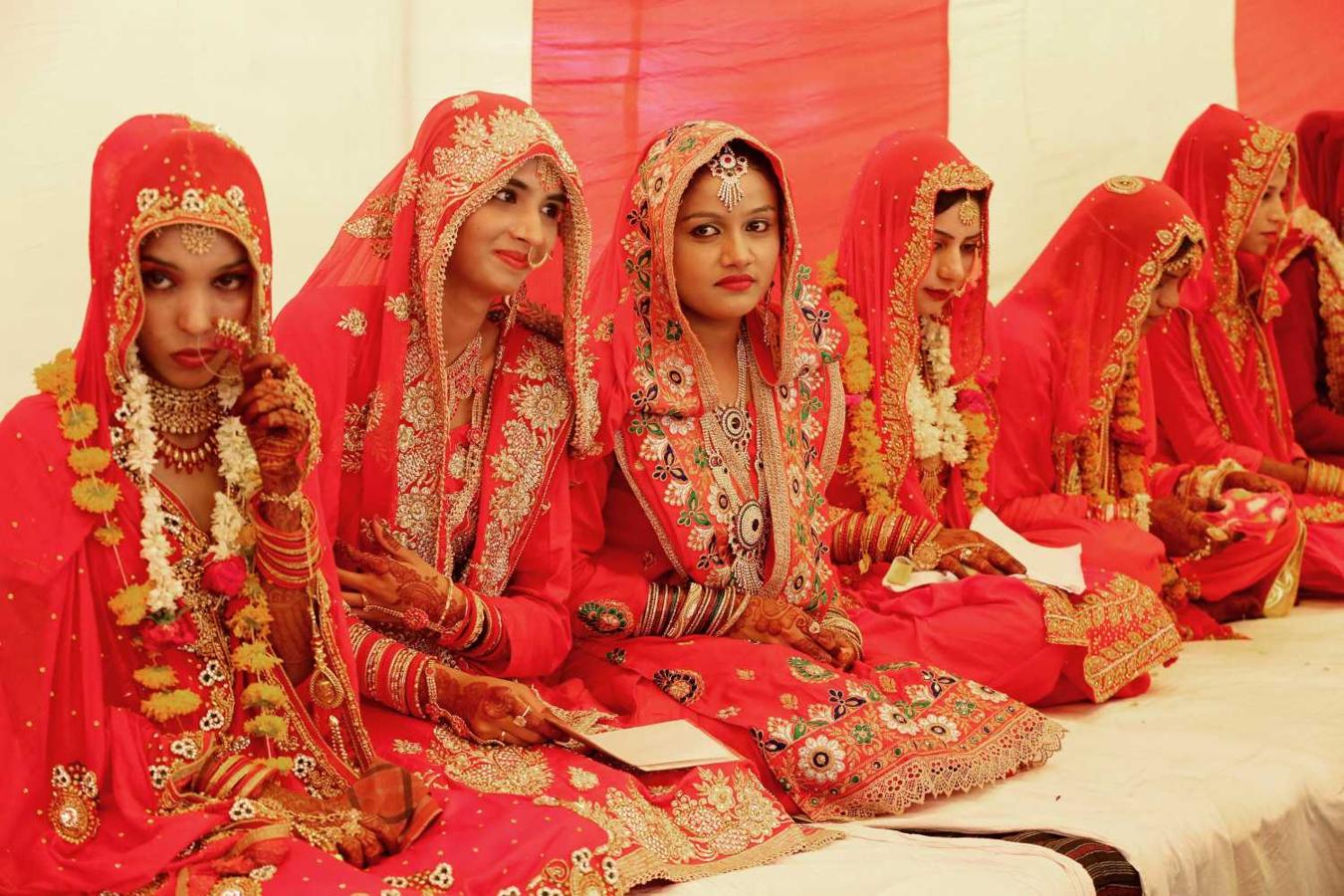 Novias participan en una ceremonia de casamiento organizada bajo el llamado "plan Mukhyamantri Kanyadan Yojna" en Bhopal, India