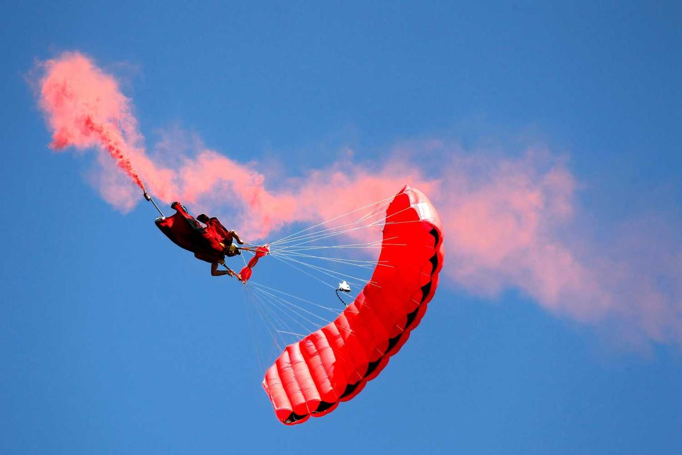 Un paracaidista vuela durante el espectáculo aéreo Wings Over Baltics 2019 (Alas sobre los bálticos) en Tukums (Letonia)