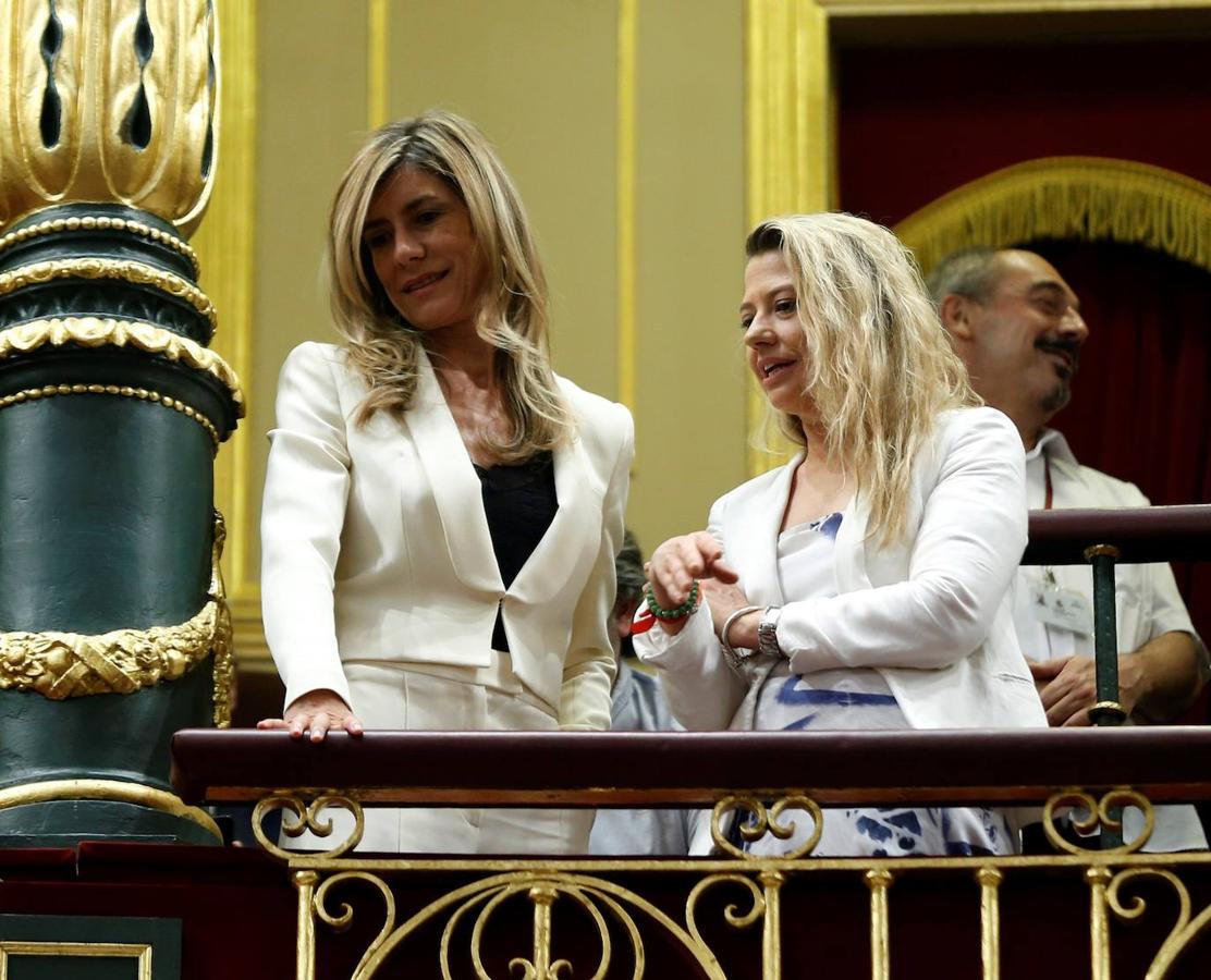 Begoña Gómez, esposa de Pedro Sánchez, observa a su marido desde la tribuna de invitados del hemiciclo.