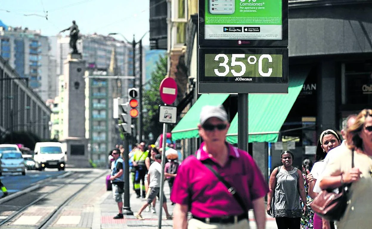 Un termómetro marcaba ayer 35 grados de temperatura en el centro de Bilbao.