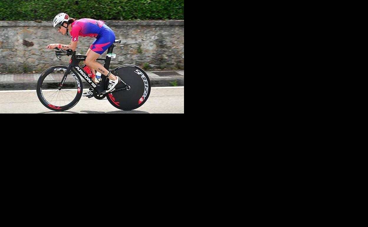 Helene Alberdi, pedaleando en una foto de archivo.
