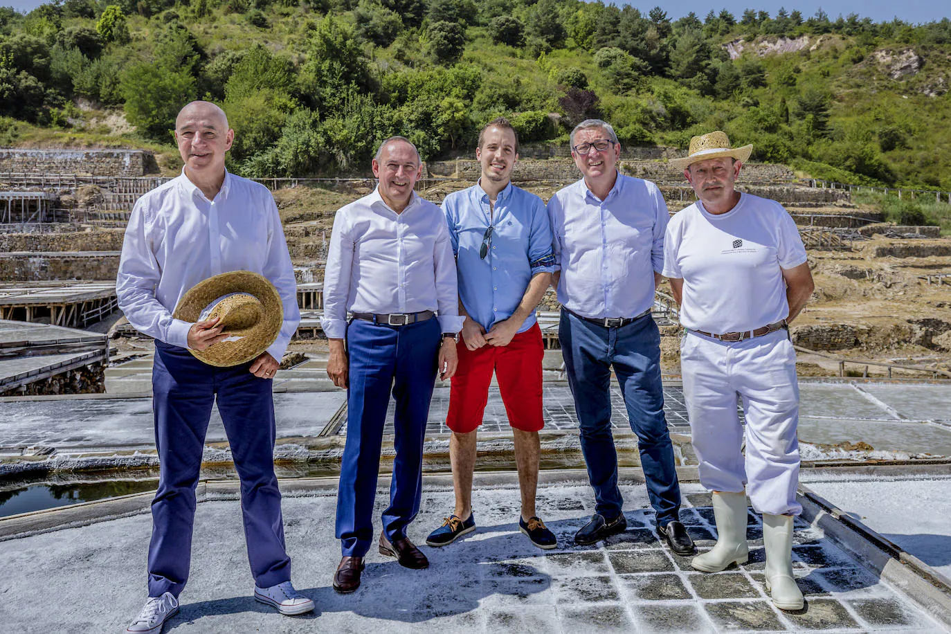 Fotos: El cocinero alavés Iñaki Murua inaugura la cosecha de la sal