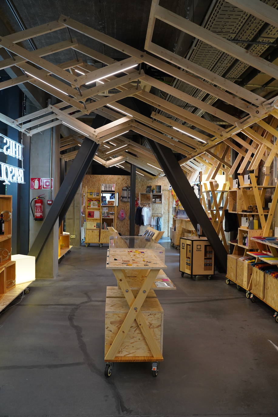 La Alhóndiga abre un espacio de 150 metros cuadrados para vender productos de artistas de Euskadi, Navarra y Aquitania