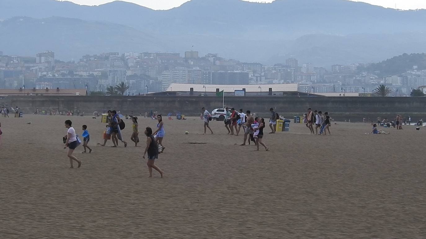 Fuertes rachas de viento en la playa de Ereaga tras una jornada en la que los termómetros han superado los 40 grados en Bizkaia.