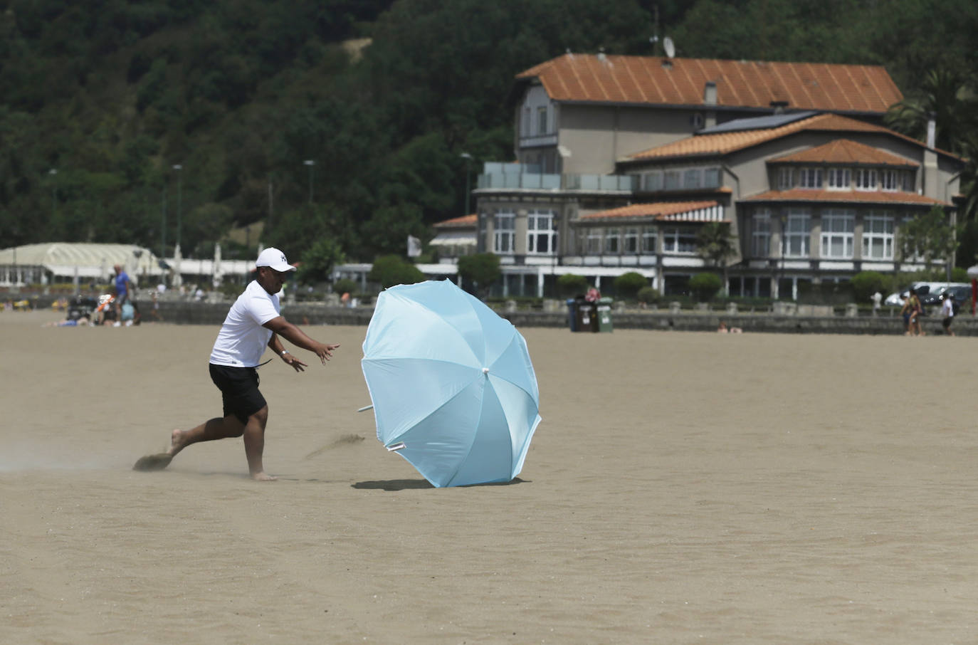 Fuertes rachas de viento en la playa de Ereaga tras una jornada en la que los termómetros han superado los 40 grados en Bizkaia.
