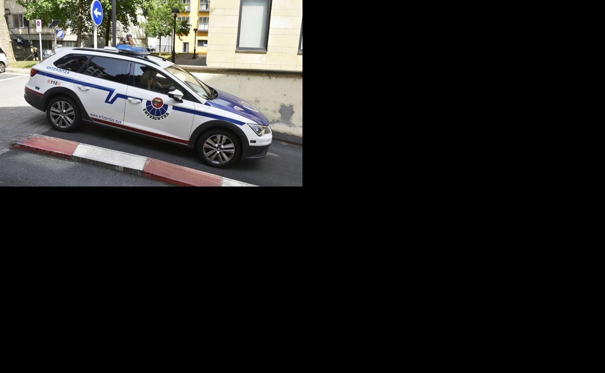 El coche patrulla con el presunto violador en su interior accede a los sótanos del Palacio de Justicia de Tolosa .