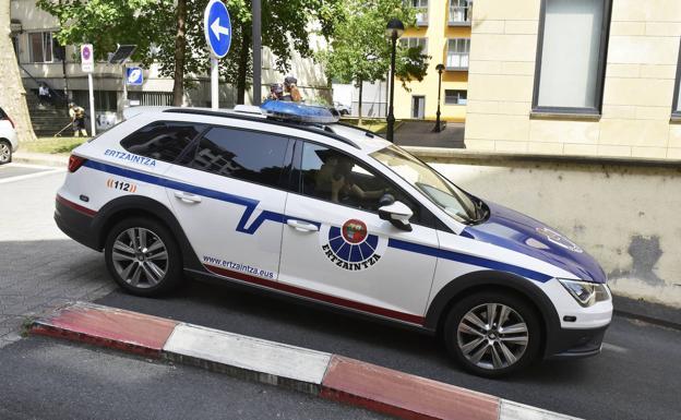 El coche patrulla con el presunto violador en su interior accede a los sótanos del Palacio de Justicia de Tolosa .