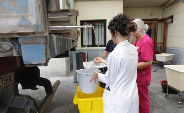 Un camión cisterna abastece de agua esta tarde a una residencia de ancianos en Barrika. 