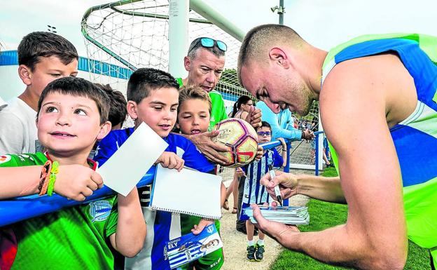 Rodrigo Ely firma autógrafos en el entrenamiento a puerta abierta que el Alavés realizó en Ibaia.