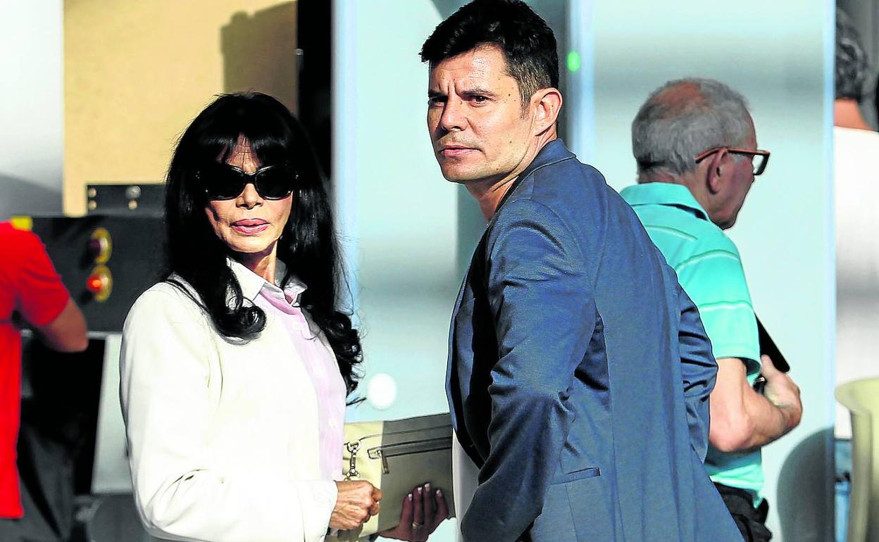 María Edite, junto a su hijo Javier a las puertas de los juzgados de Valencia. 