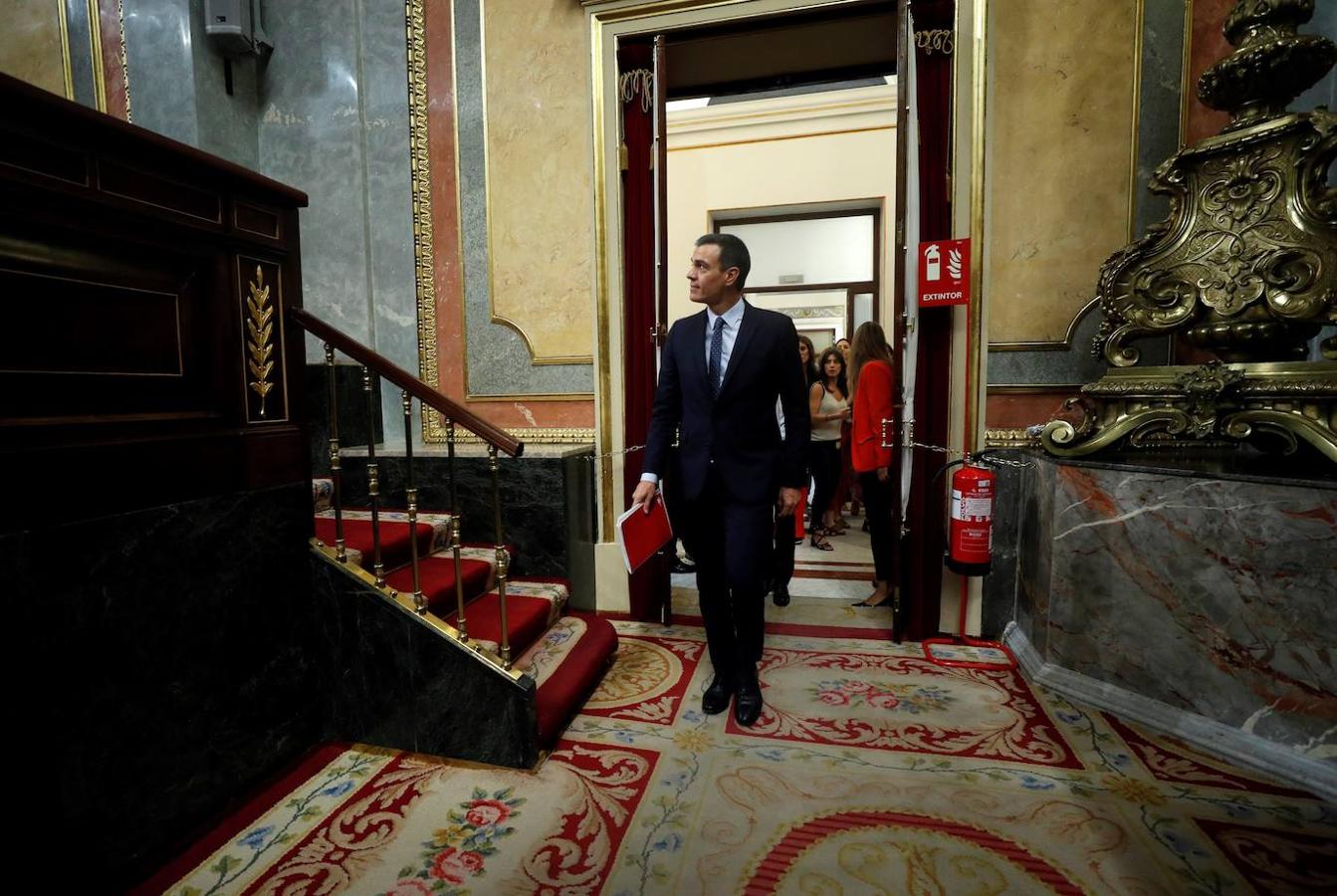 El presidente del Gobierno en funciones mira al 'tendido' a la entrada al hemiciclo de las Cortes.
