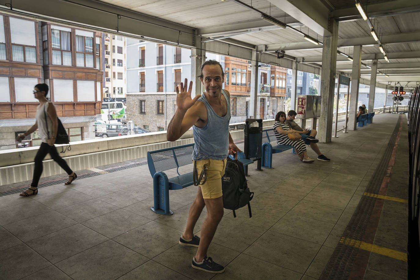 Rachid se baja del tren en Eibar.