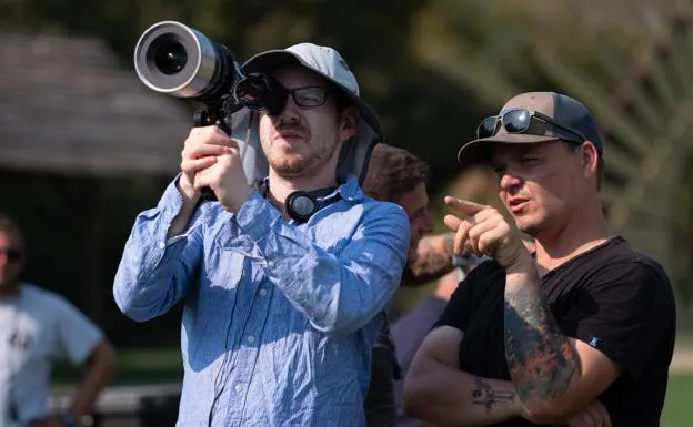 Ari Aster sostiene un visor en el rodaje de 'Midsommar'.