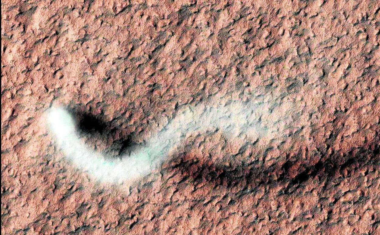 Un diablo de polvo serpentea por Amazonis Planitia, en el hermisferio Norte marciano.