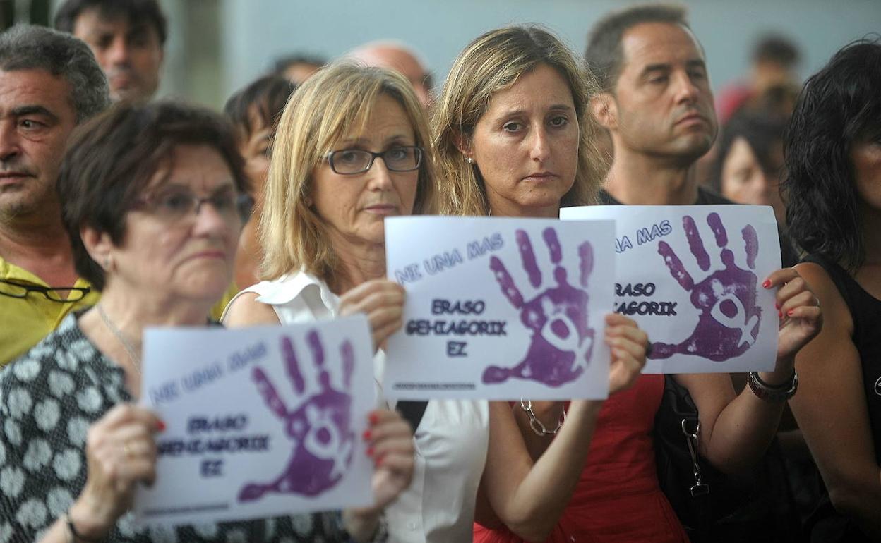 Un grupo de personas porta carteles durante una concentración anterior de otra agresión.