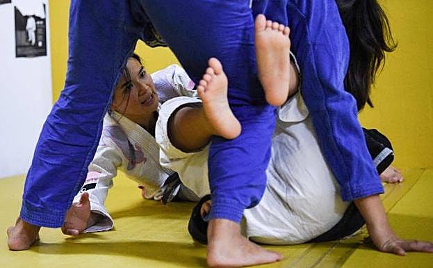 Ochoa instruyendo a dos de sus alumnas. 