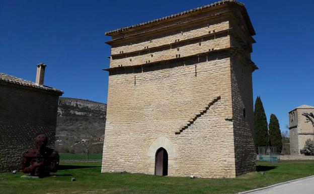 Una torre medieval preside el complejo.