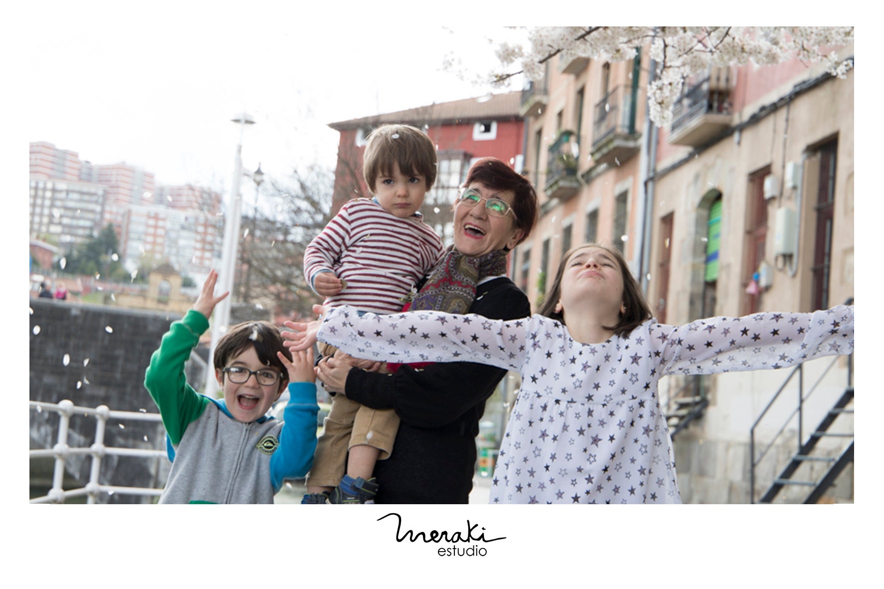 El estudio de fotografía Meraki Estudio ha organizado una quedada este viernes en Bilbao para todos aquellos aitites que quieran inmortalizan un bonito recuerdo con sus nietos