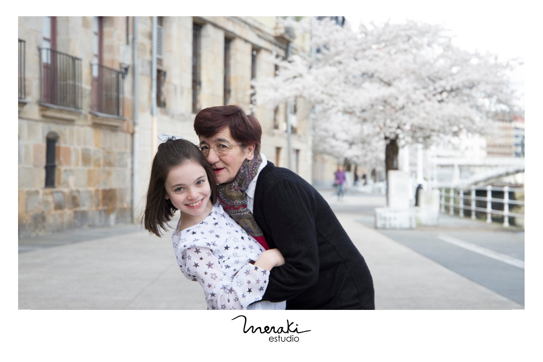 El estudio de fotografía Meraki Estudio ha organizado una quedada este viernes en Bilbao para todos aquellos aitites que quieran inmortalizan un bonito recuerdo con sus nietos