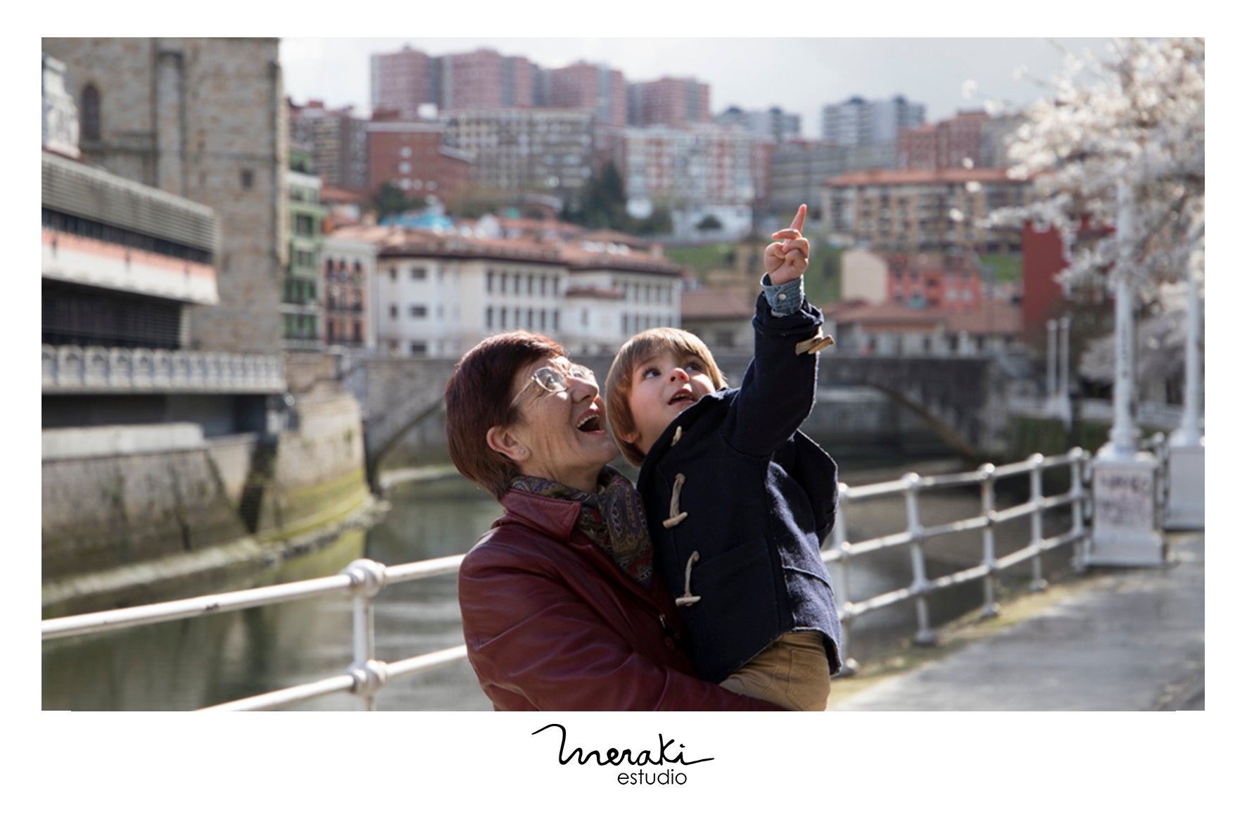 El estudio de fotografía Meraki Estudio ha organizado una quedada este viernes en Bilbao para todos aquellos aitites que quieran inmortalizan un bonito recuerdo con sus nietos