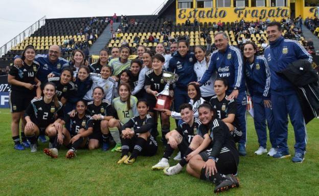 El conjunto albiceleste festejando un torneo ganado hace apenas unos días. 