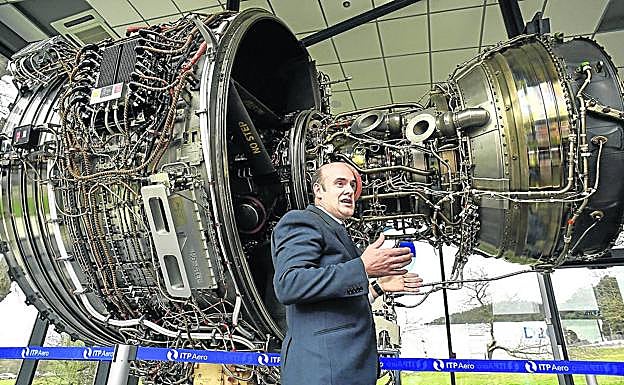 Carlos Alzola, primer ejecutivo de ITP, junto a uno de los motores en los que la compañía participa con sus componentes. 