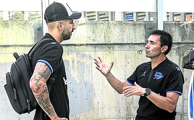 Maripán charla con Asier Garitano antes de poner rumbo a Los Ángeles de San Rafael.